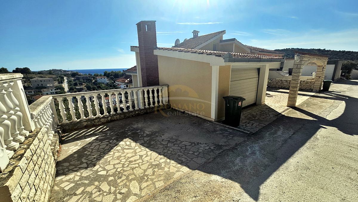 Bellissima casa dalmata a Sevid in ottima posizione con piscina e vista